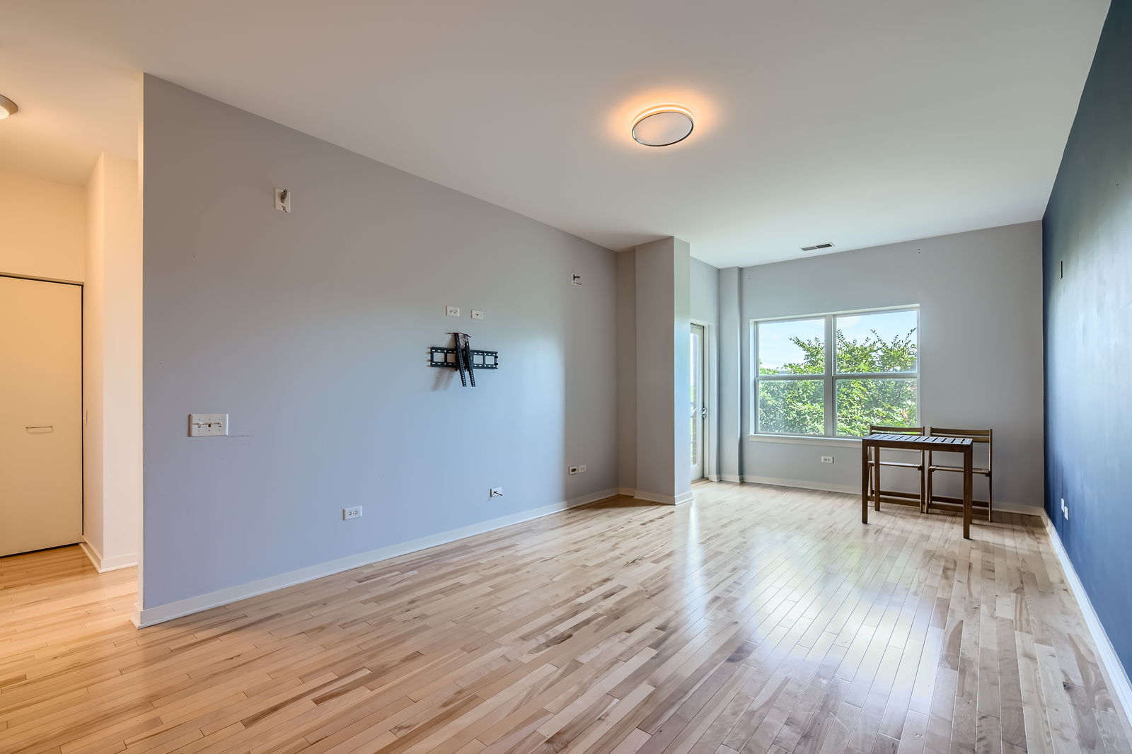 1155 W Roosevelt Road Unit: 406