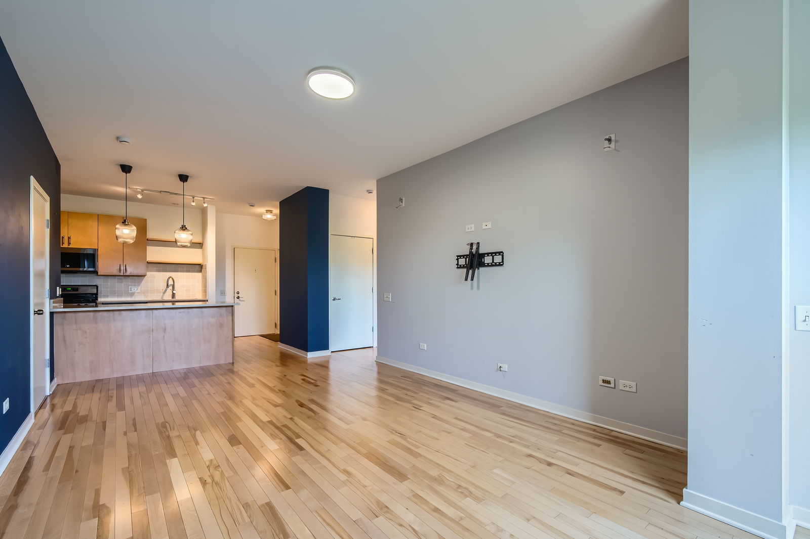 1155 W Roosevelt Road Unit: 406