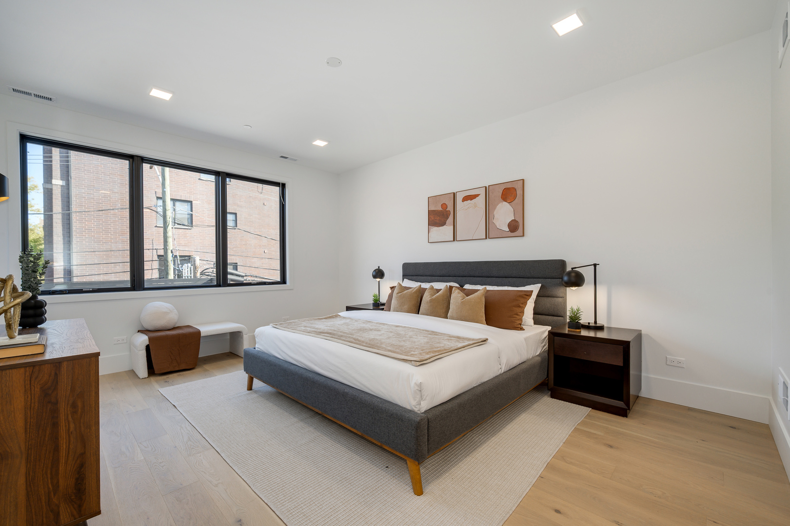 825 N Leavitt Street