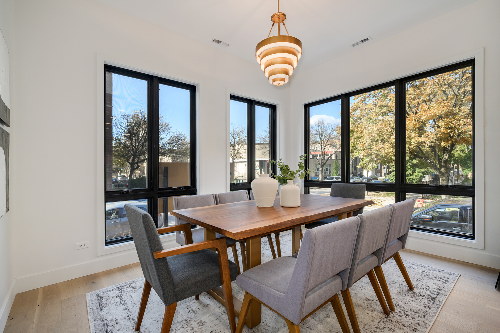 825 N Leavitt Street