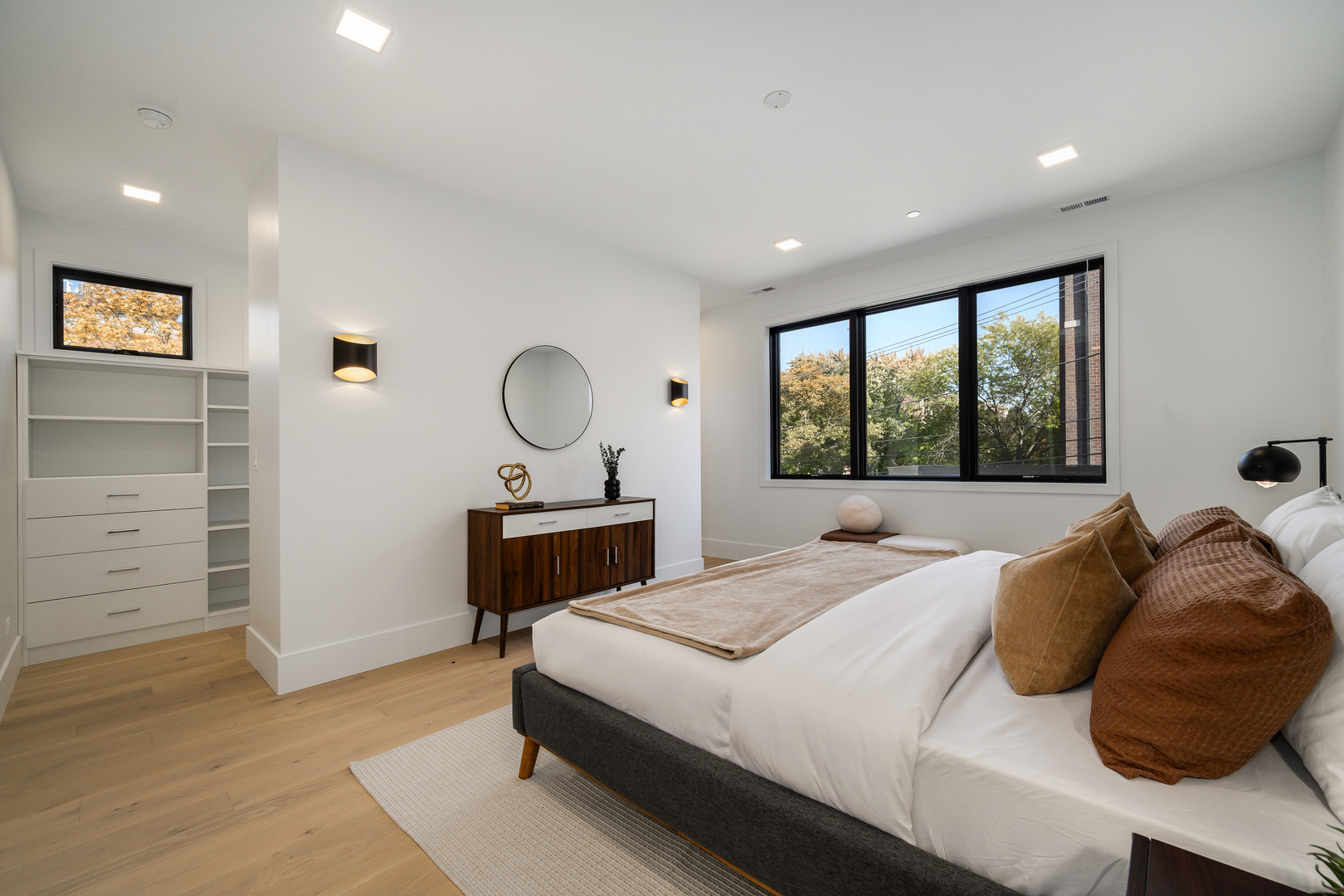 825 N Leavitt Street