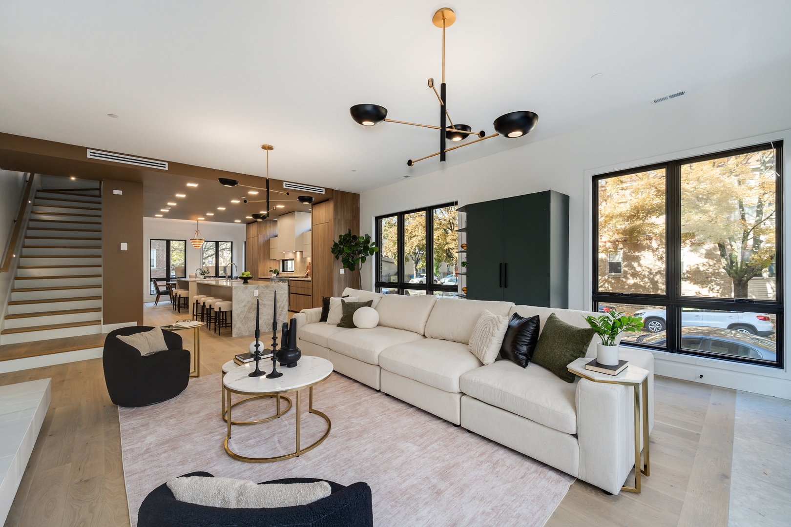 825 N Leavitt Street