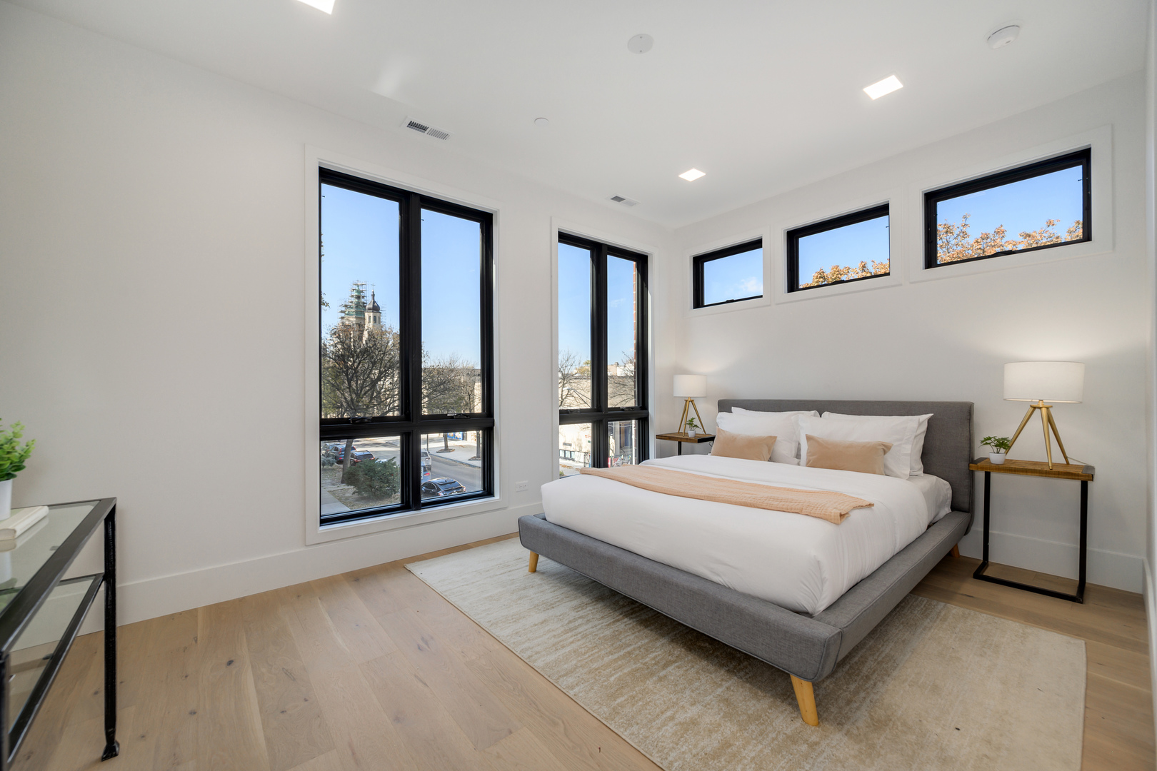 825 N Leavitt Street