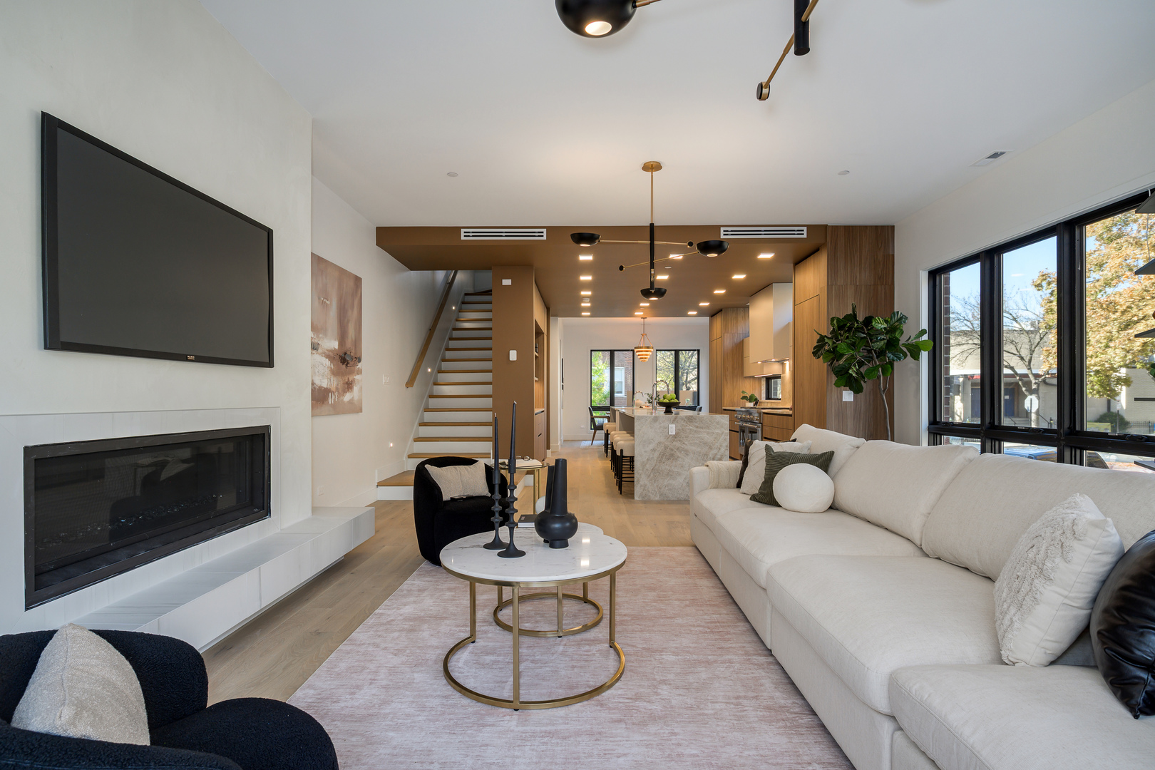 825 N Leavitt Street