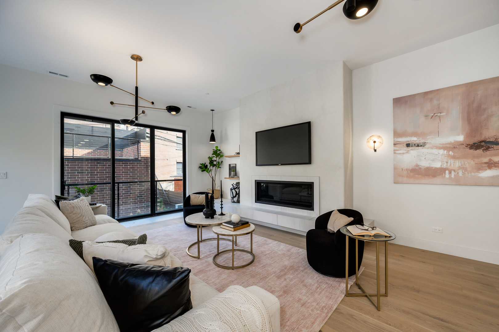 825 N Leavitt Street