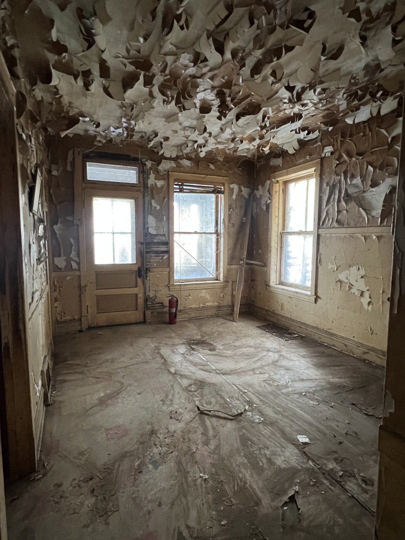 2309 N Springfield Avenue