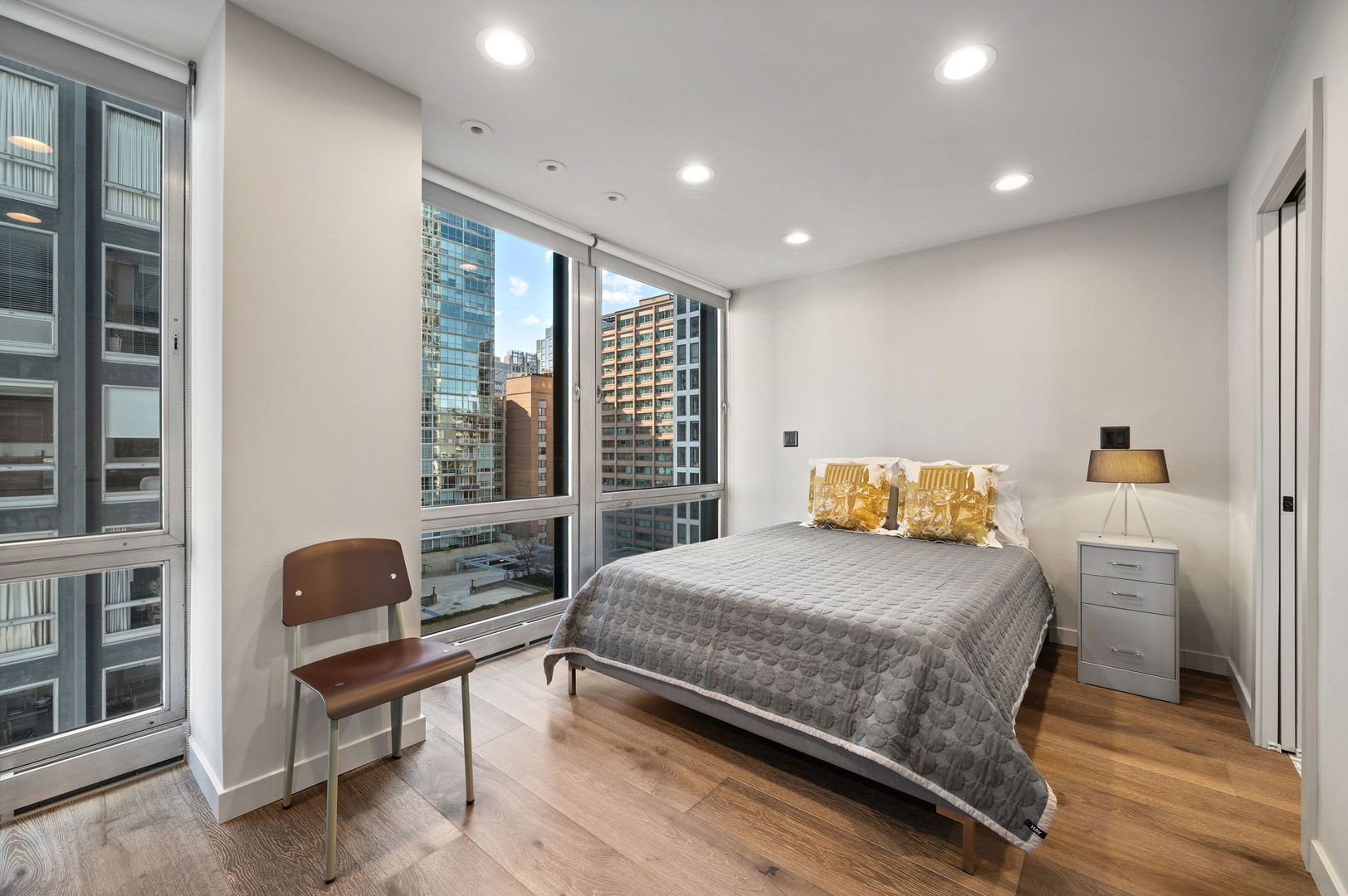 880 N LAKE SHORE Drive Unit: 14CD