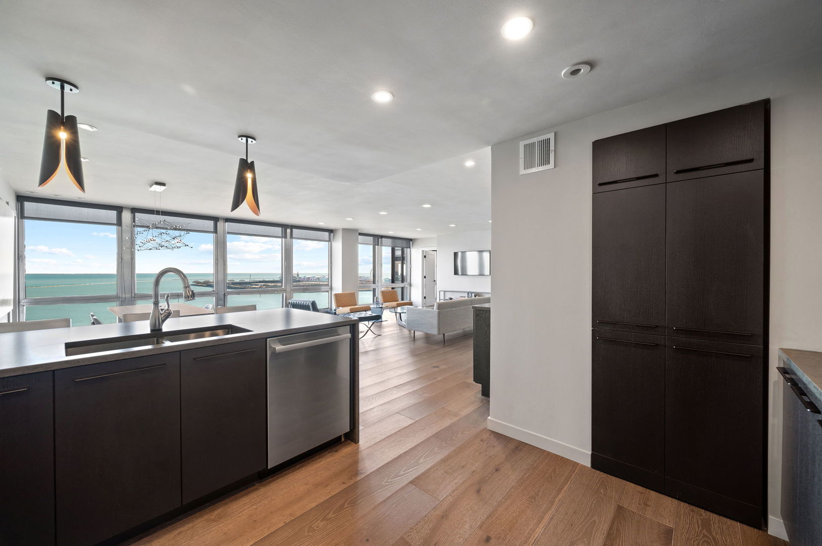 880 N LAKE SHORE Drive Unit: 14CD