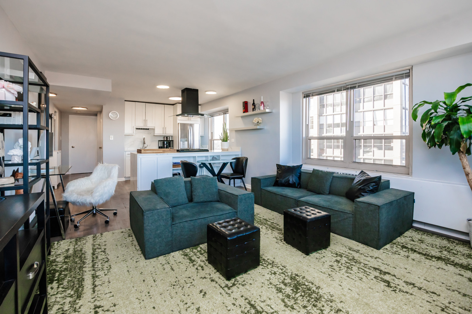 3950 N Lake Shore Drive Unit: 1811