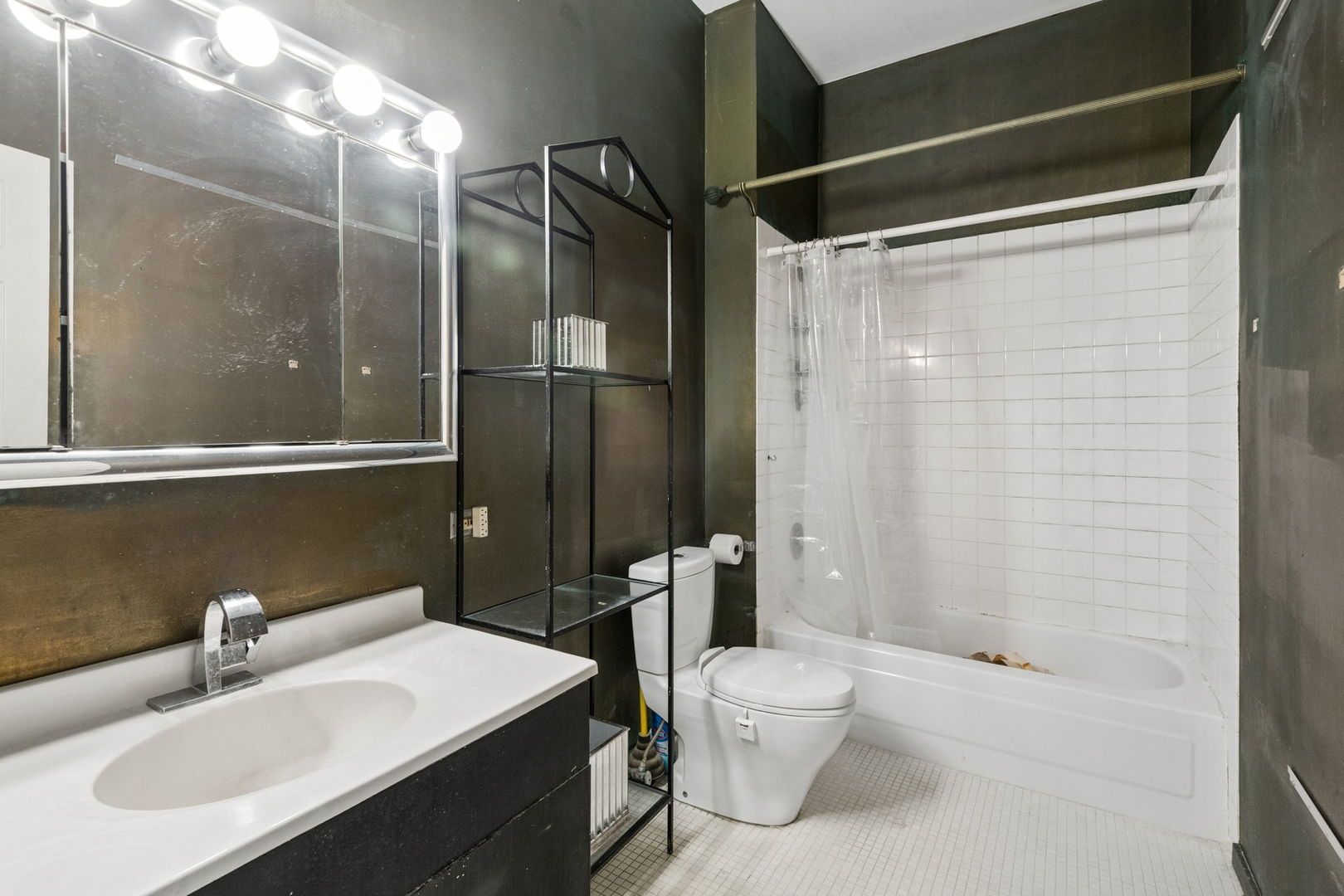 2401 W Ohio Street Unit: 21