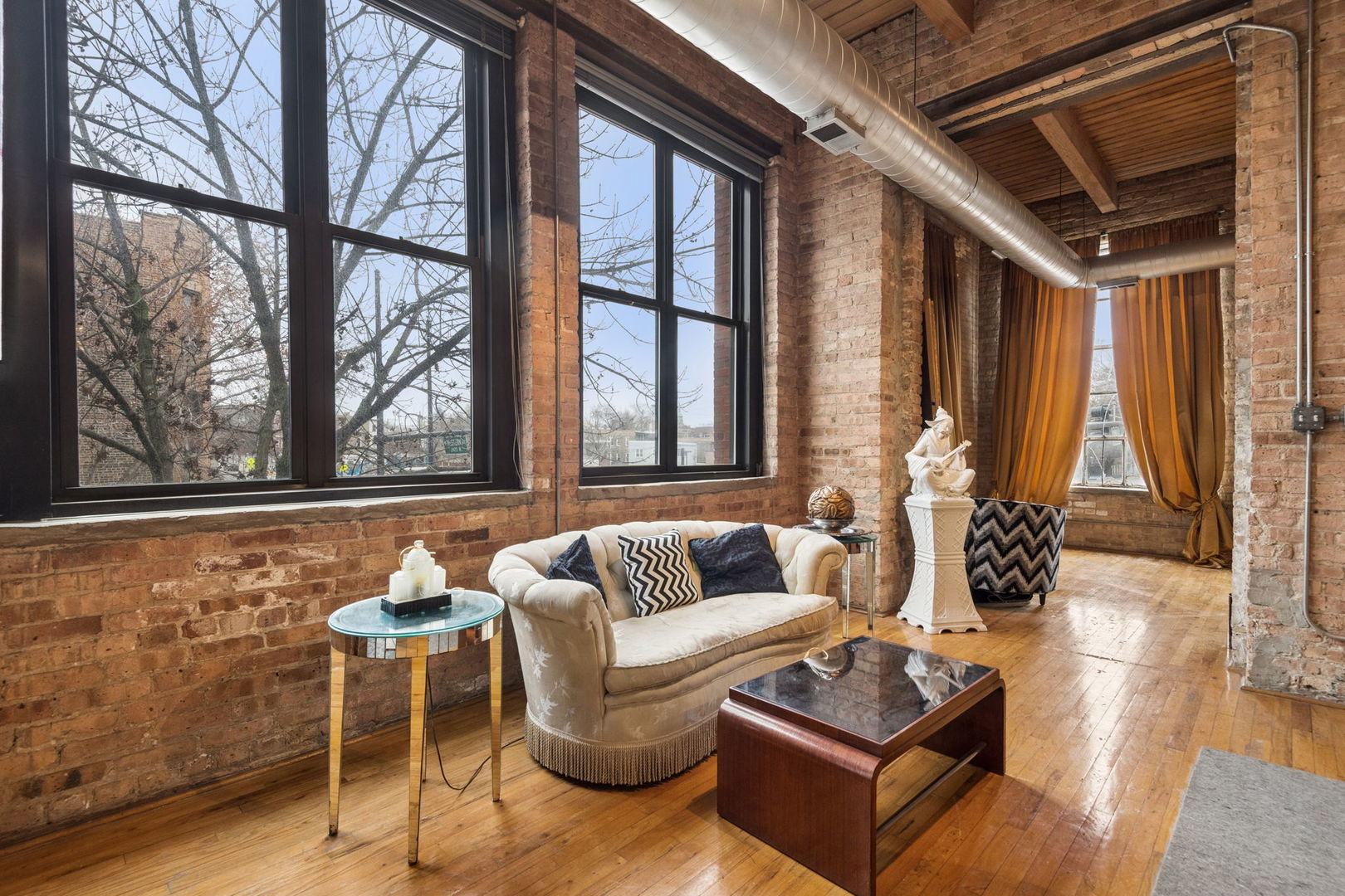 2401 W Ohio Street Unit: 21