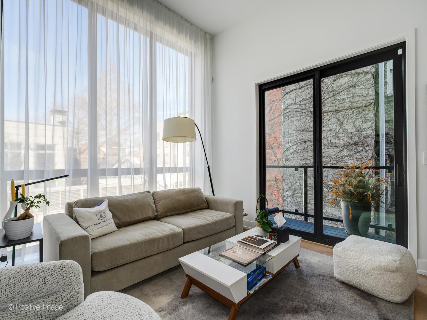 1537 W Pearson Street Unit: 2