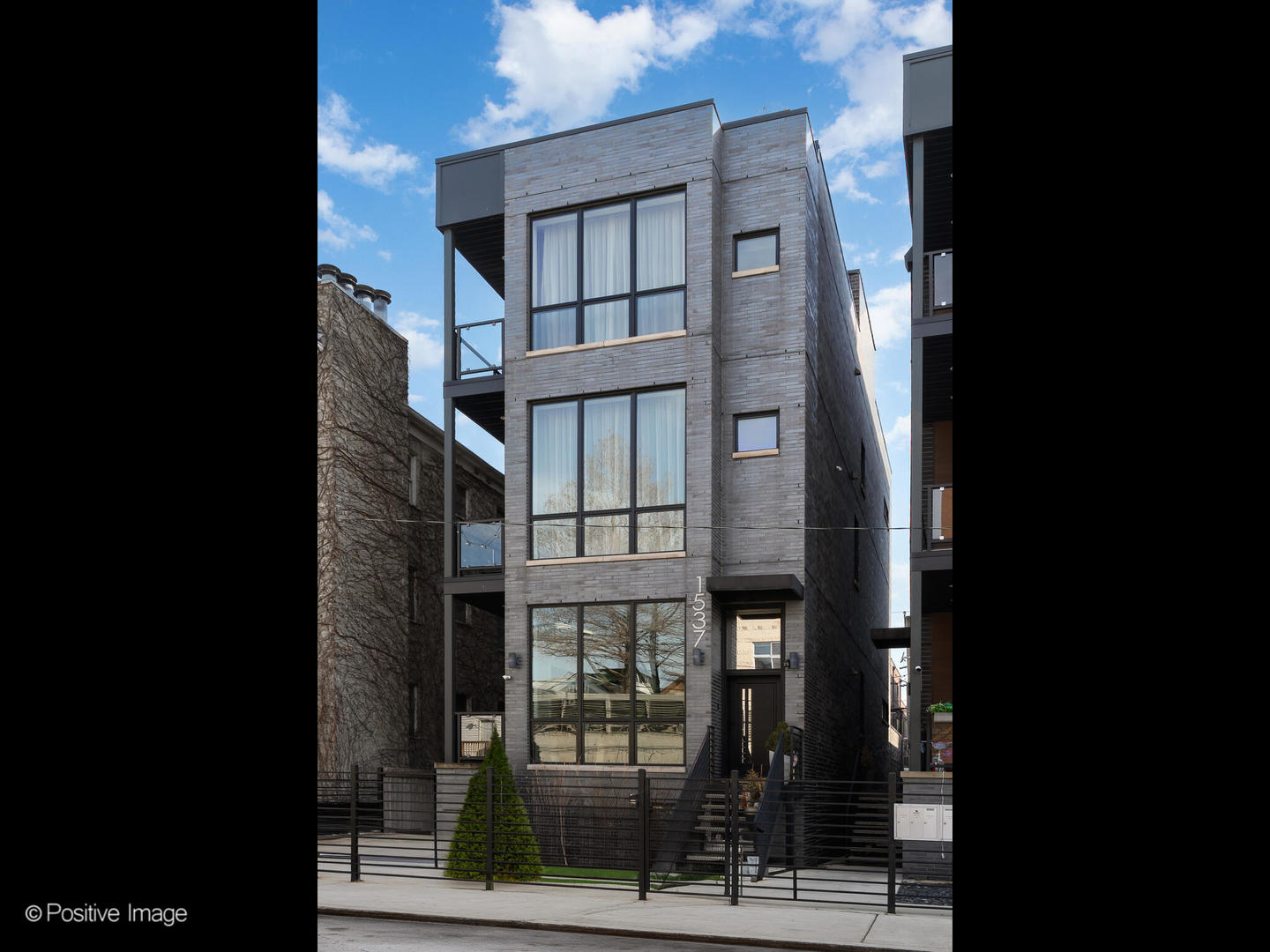 1537 W Pearson Street Unit: 2