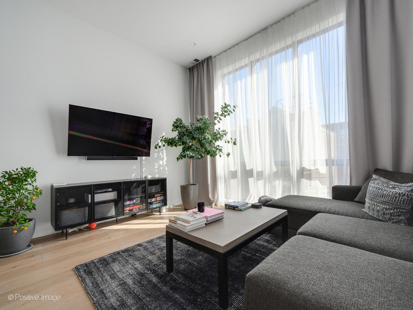 1537 W Pearson Street Unit: 2