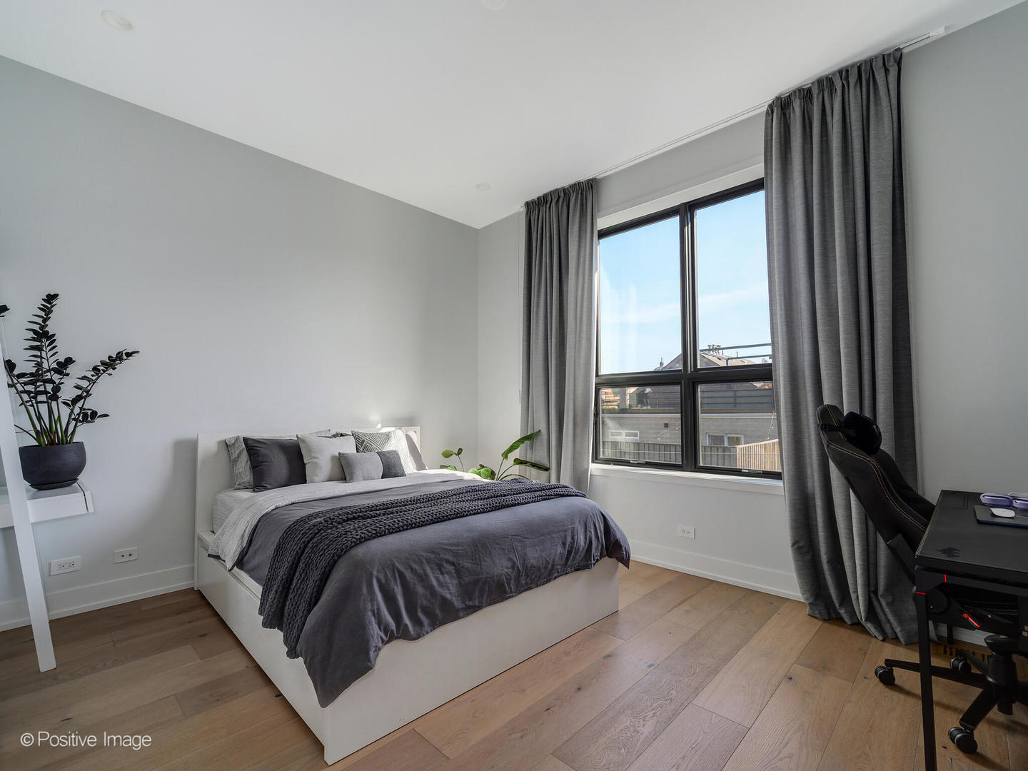 1537 W Pearson Street Unit: 2