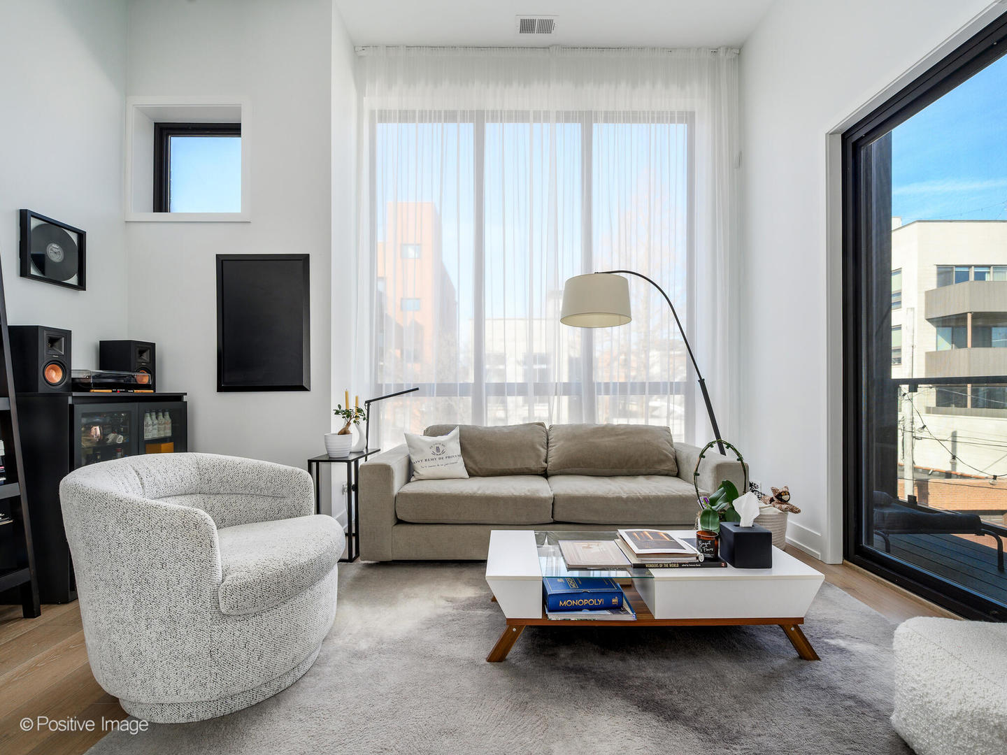 1537 W Pearson Street Unit: 2