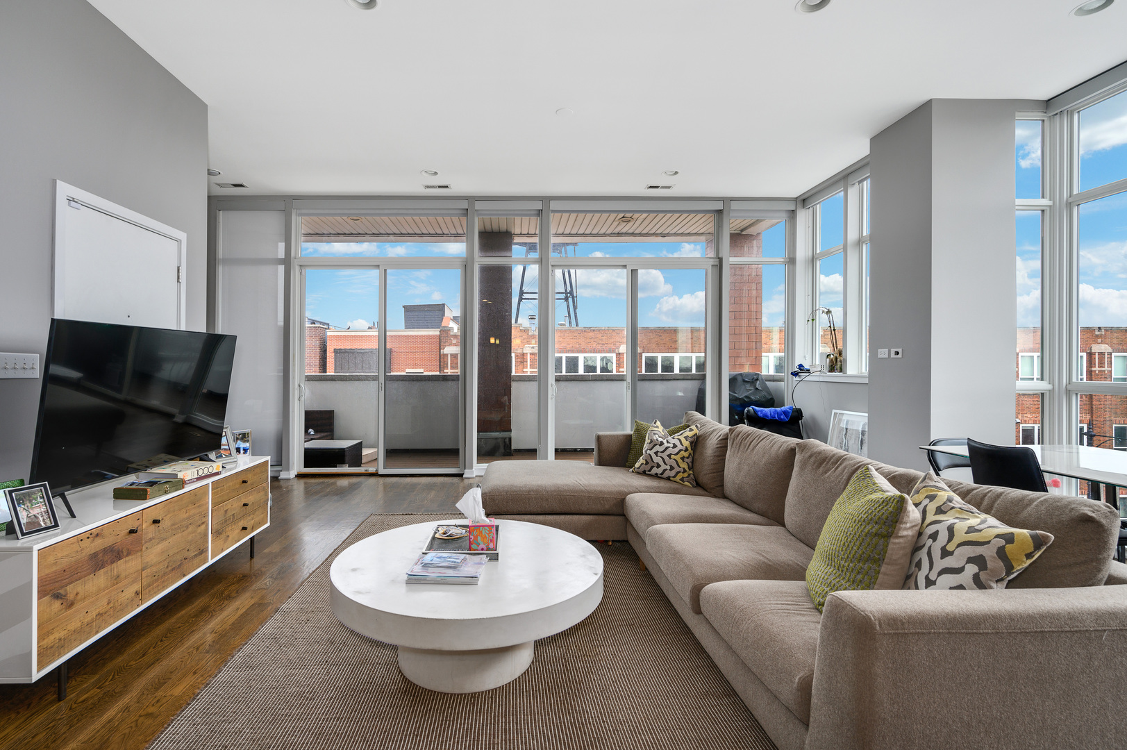 1611 N Hermitage Avenue Unit: 401