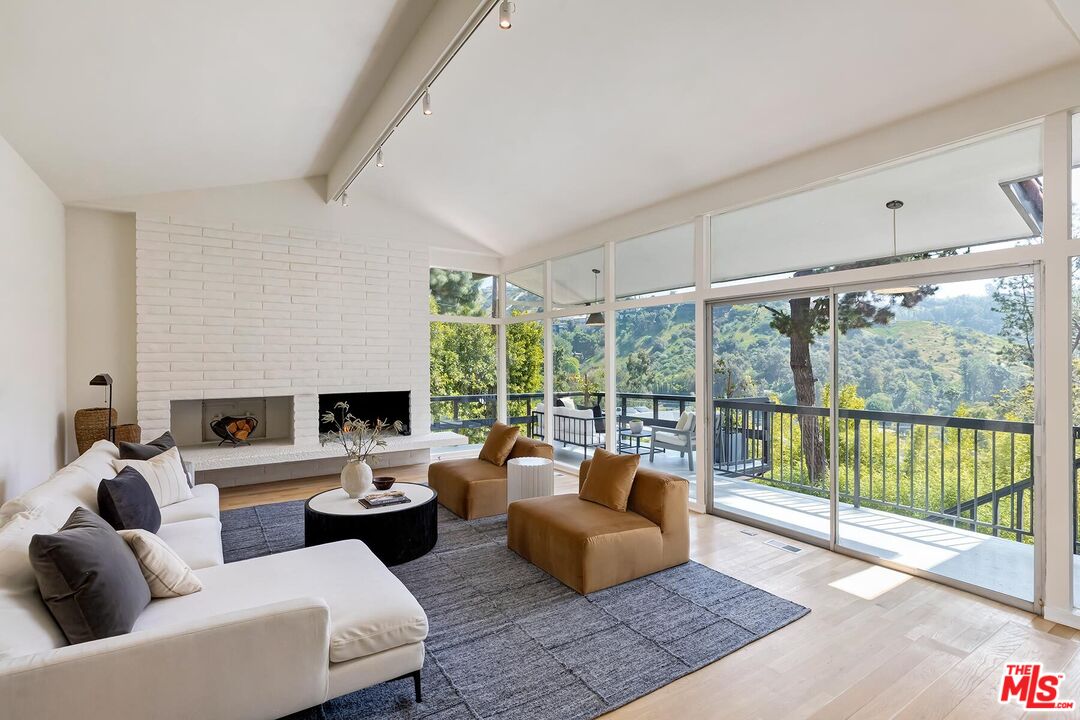 2275 Betty Ln