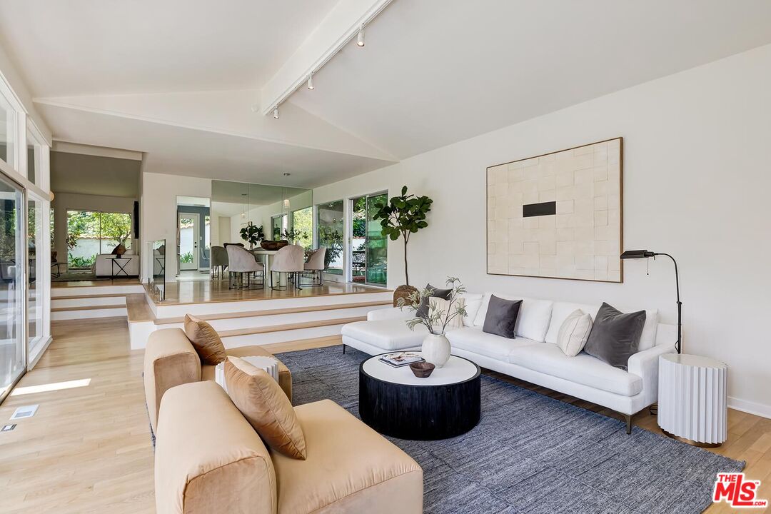 2275 Betty Ln