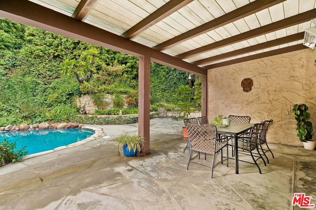 2401 Coldwater Canyon Dr