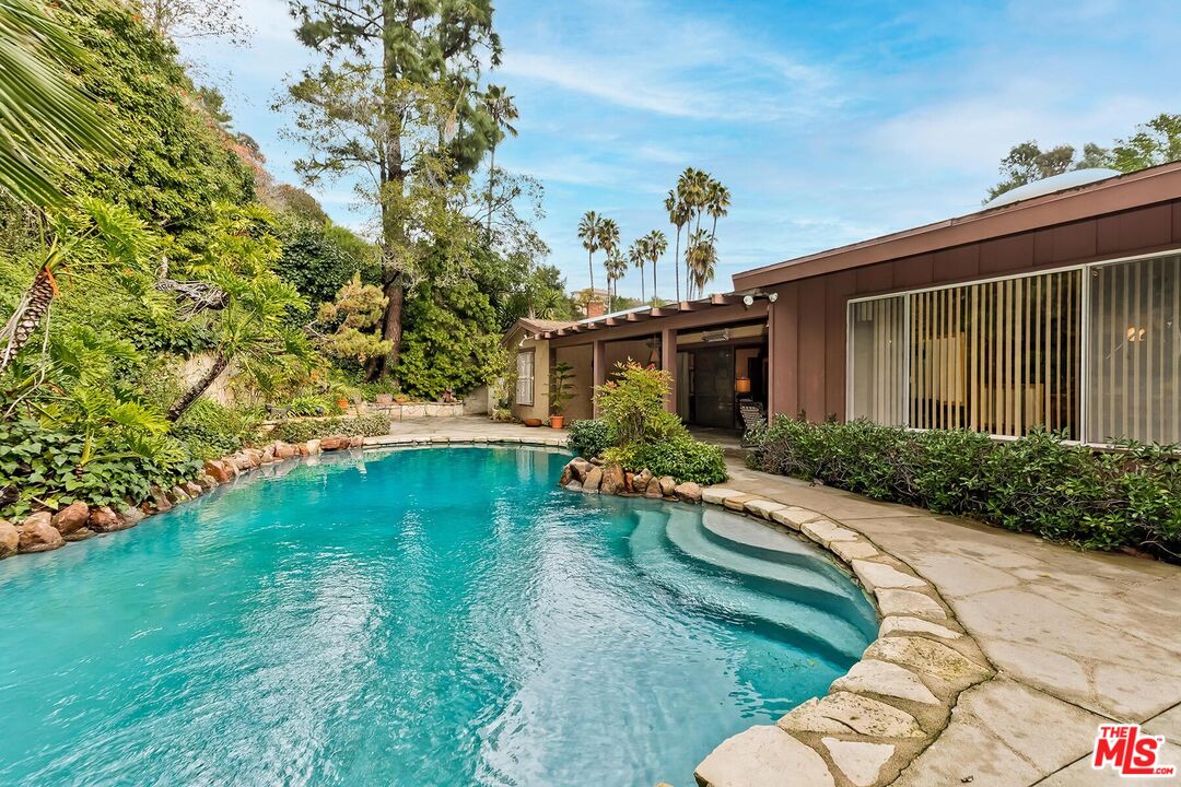 2401 Coldwater Canyon Dr