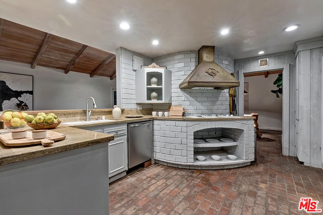 2286 Betty Ln