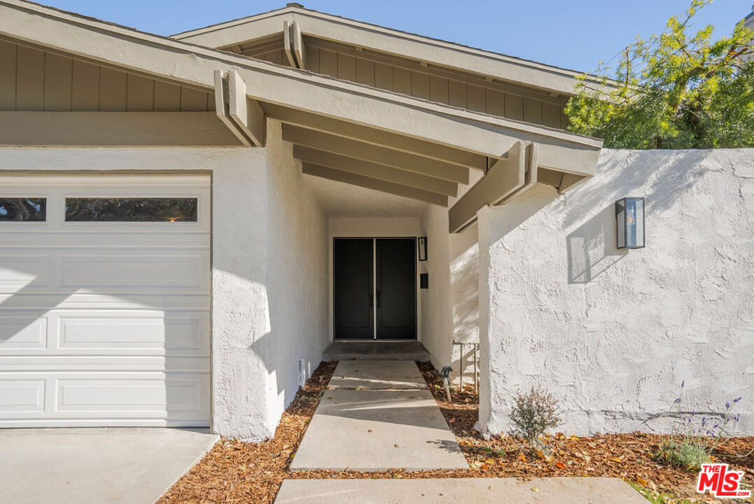 11058 Enfield Ave