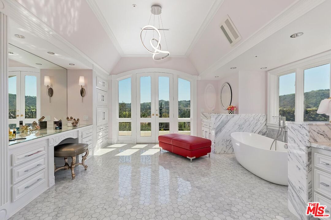 2327 Weybridge Ln