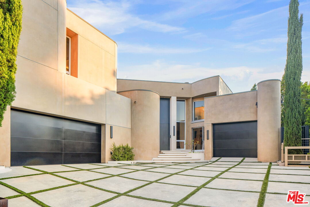8450 Grand View Dr