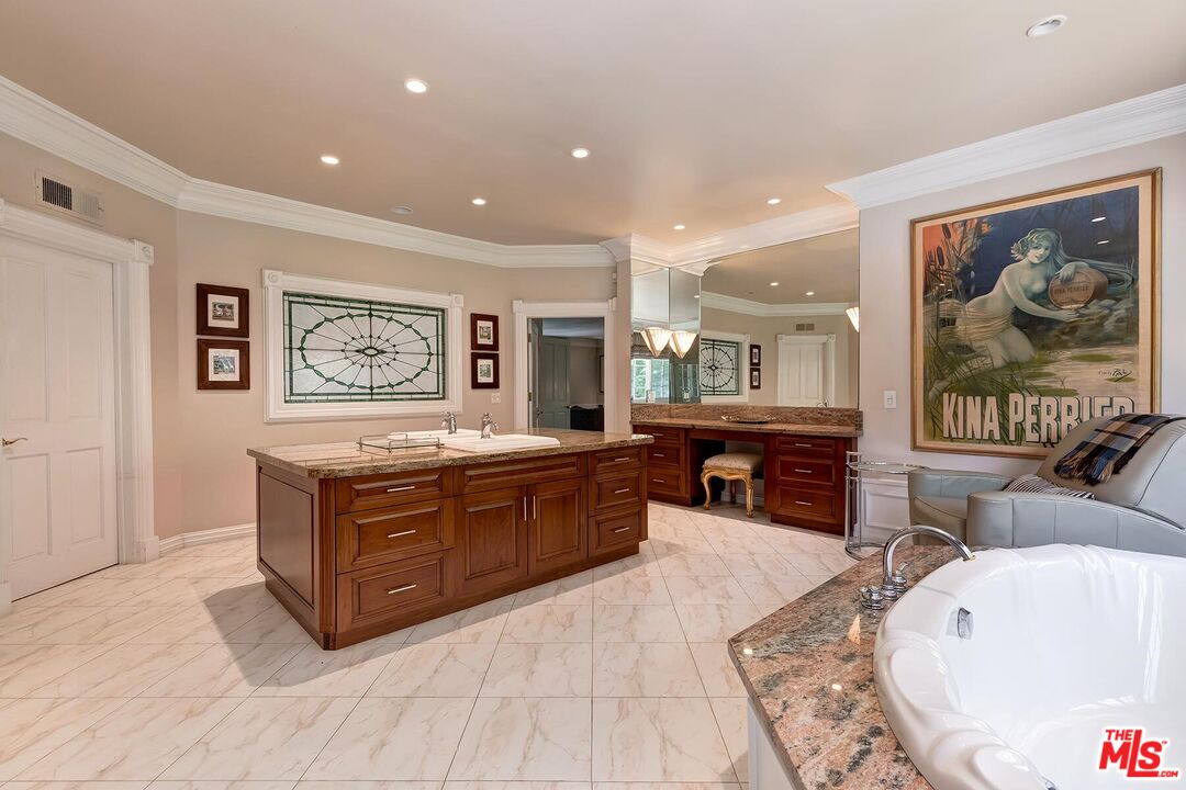1255 Benedict Canyon Dr