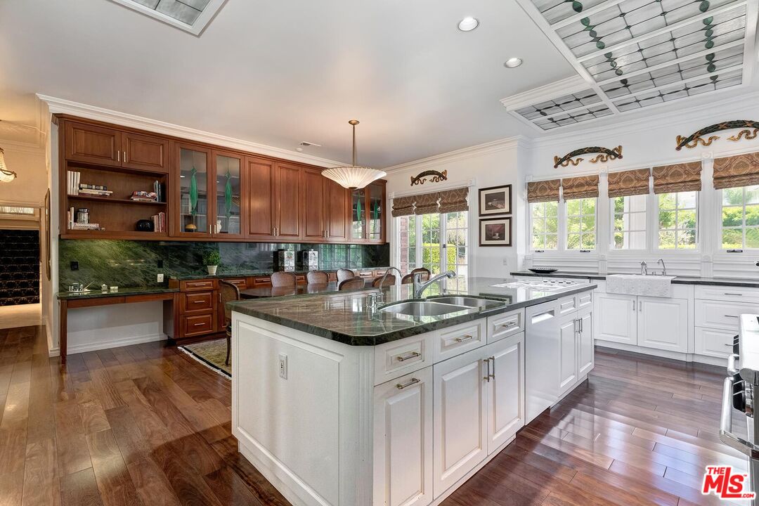 1255 Benedict Canyon Dr