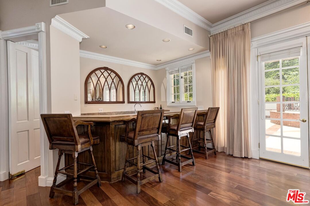 1255 Benedict Canyon Dr