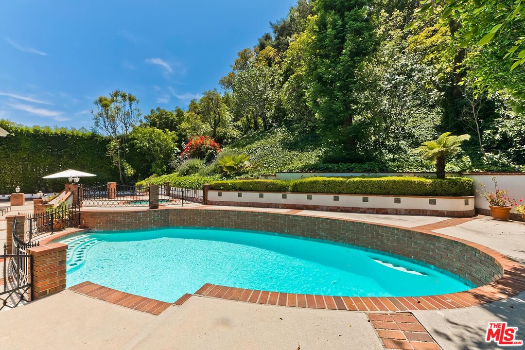 1255 Benedict Canyon Dr