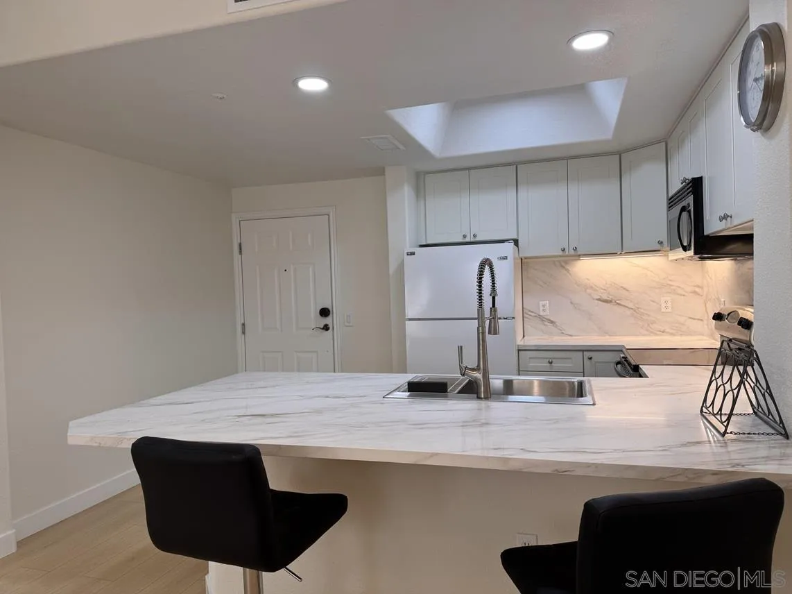 9263 Regents Rd Unit B202