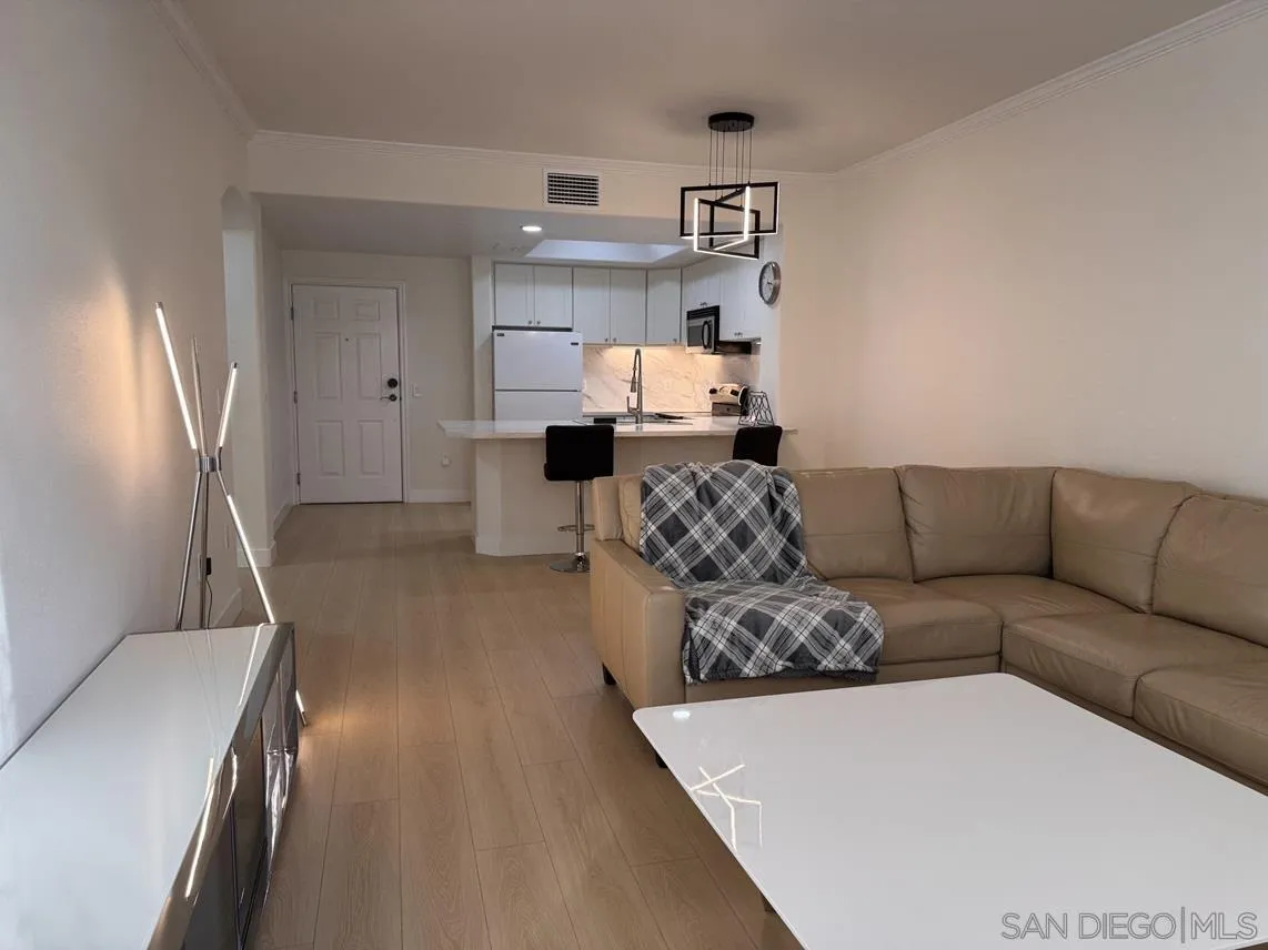 9263 Regents Rd Unit B202