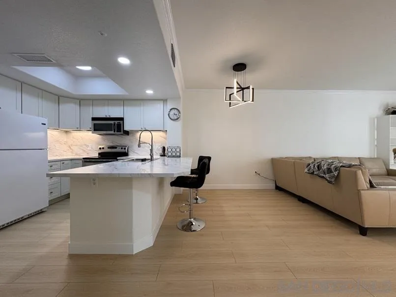 9263 Regents Rd Unit B202