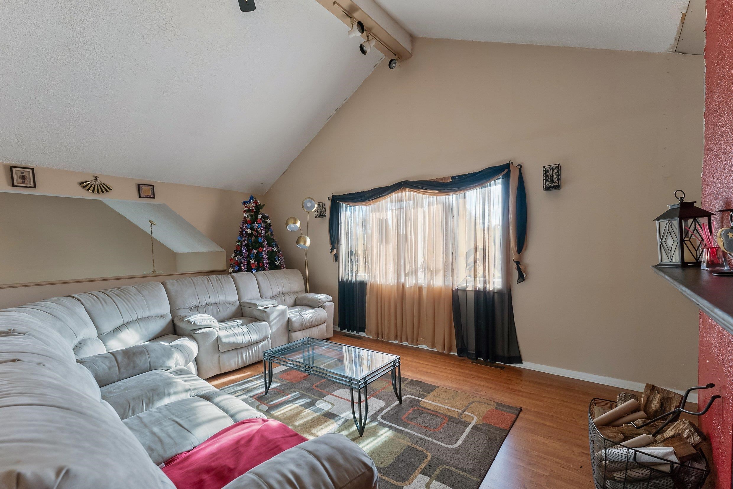 7 Meadow Creek Drive