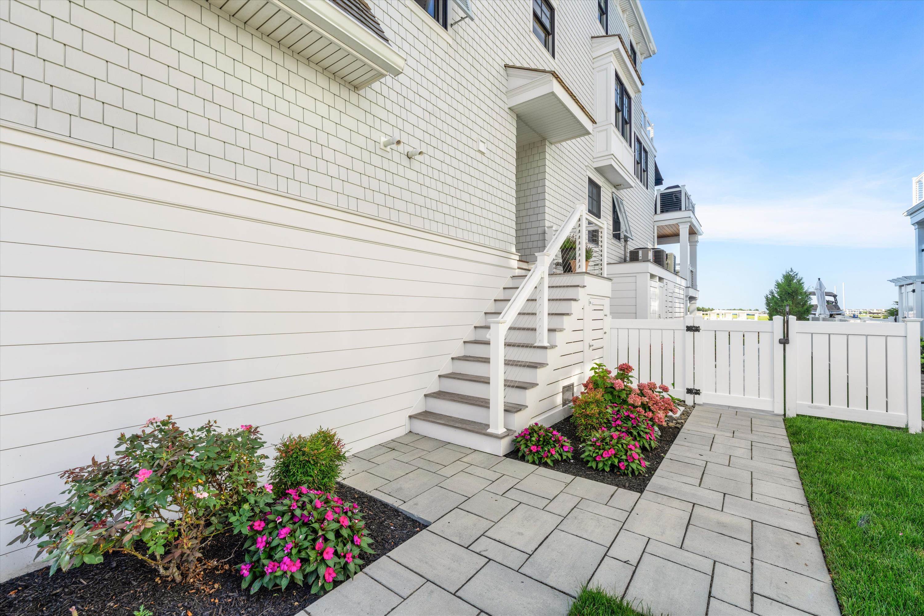 435 20th Street Unit: 435