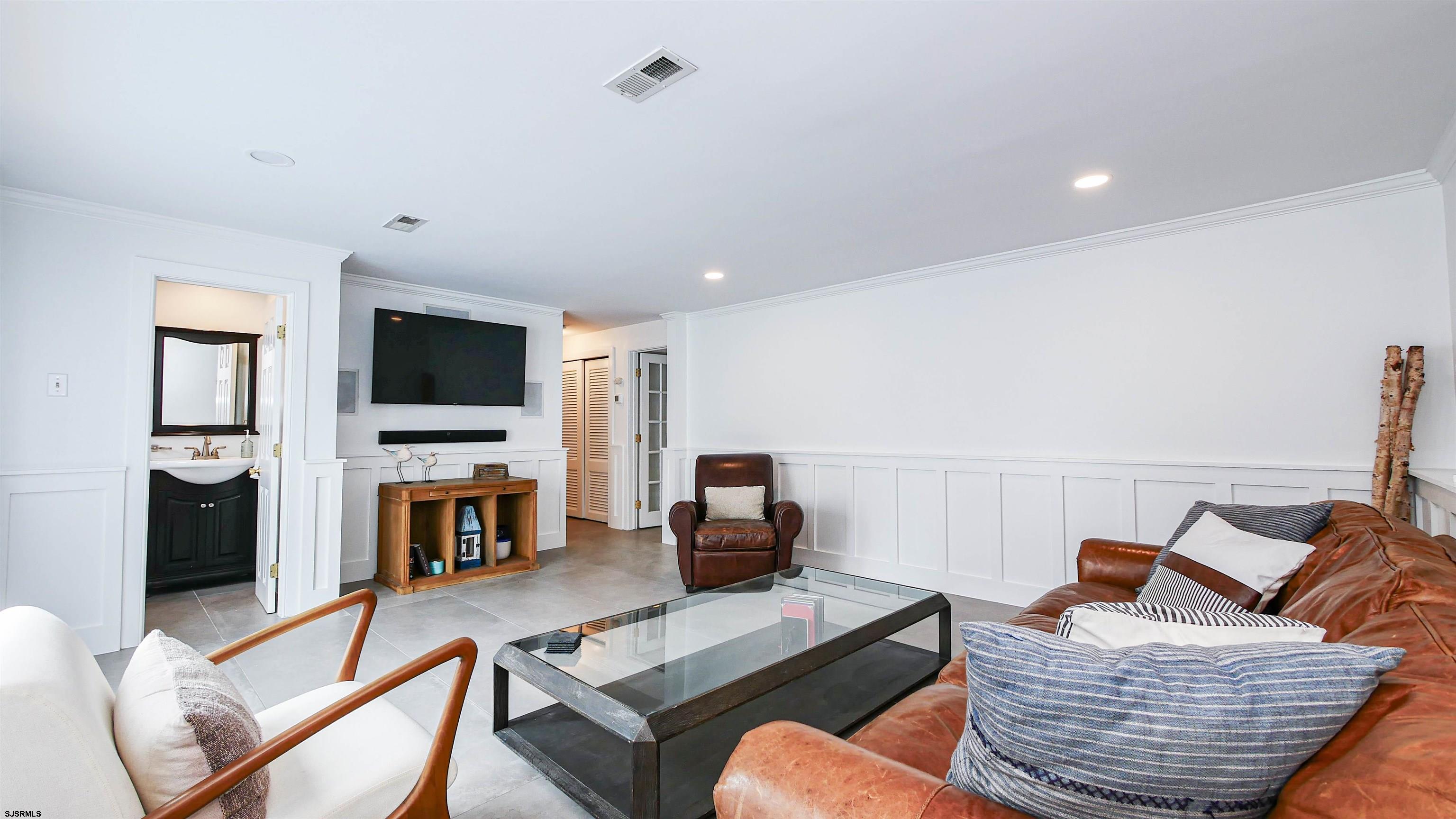 2 Essex Ct