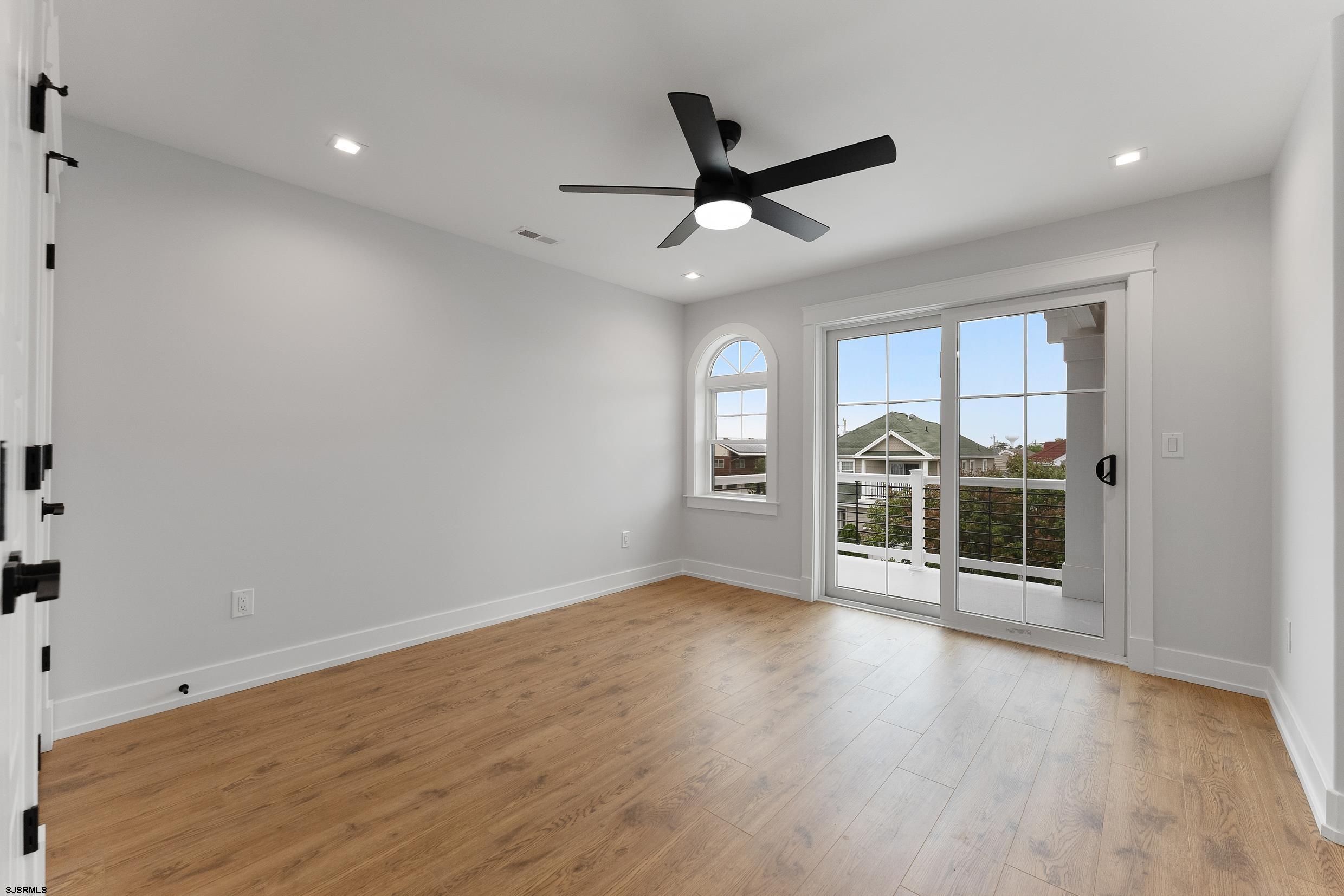 122 N Thurlow Ave