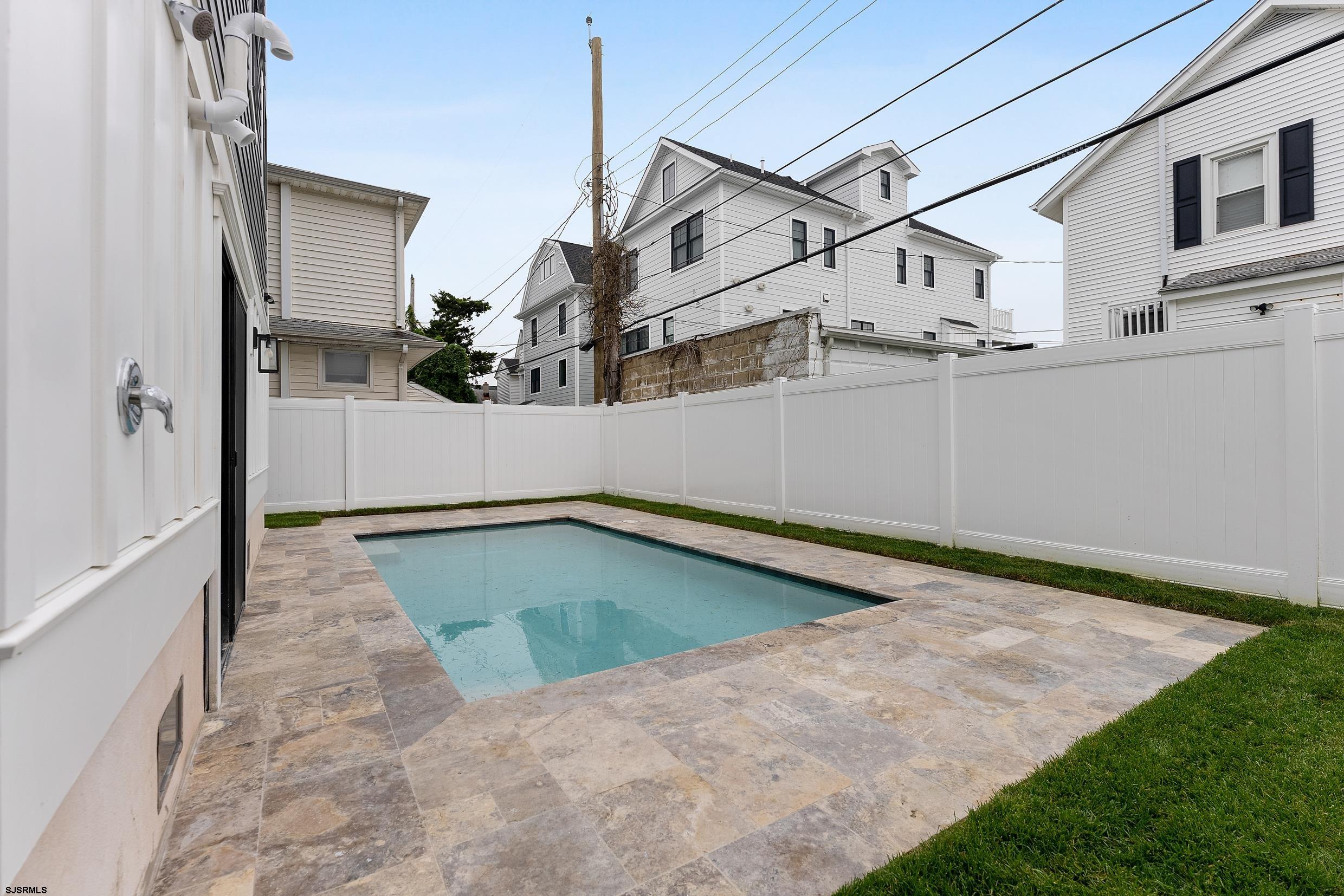 122 N Thurlow Ave