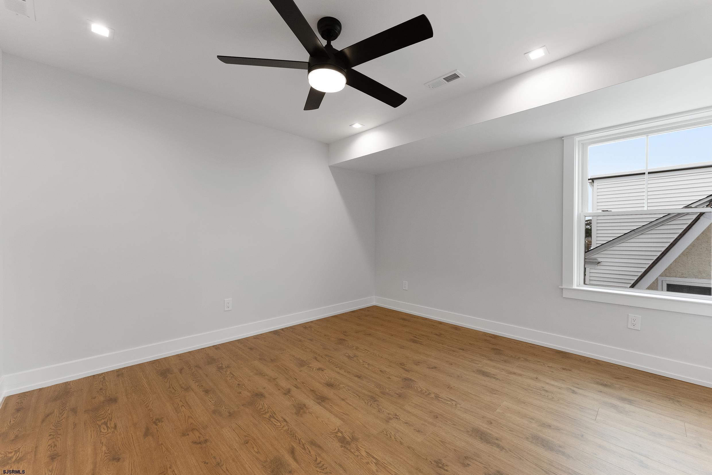 122 N Thurlow Ave