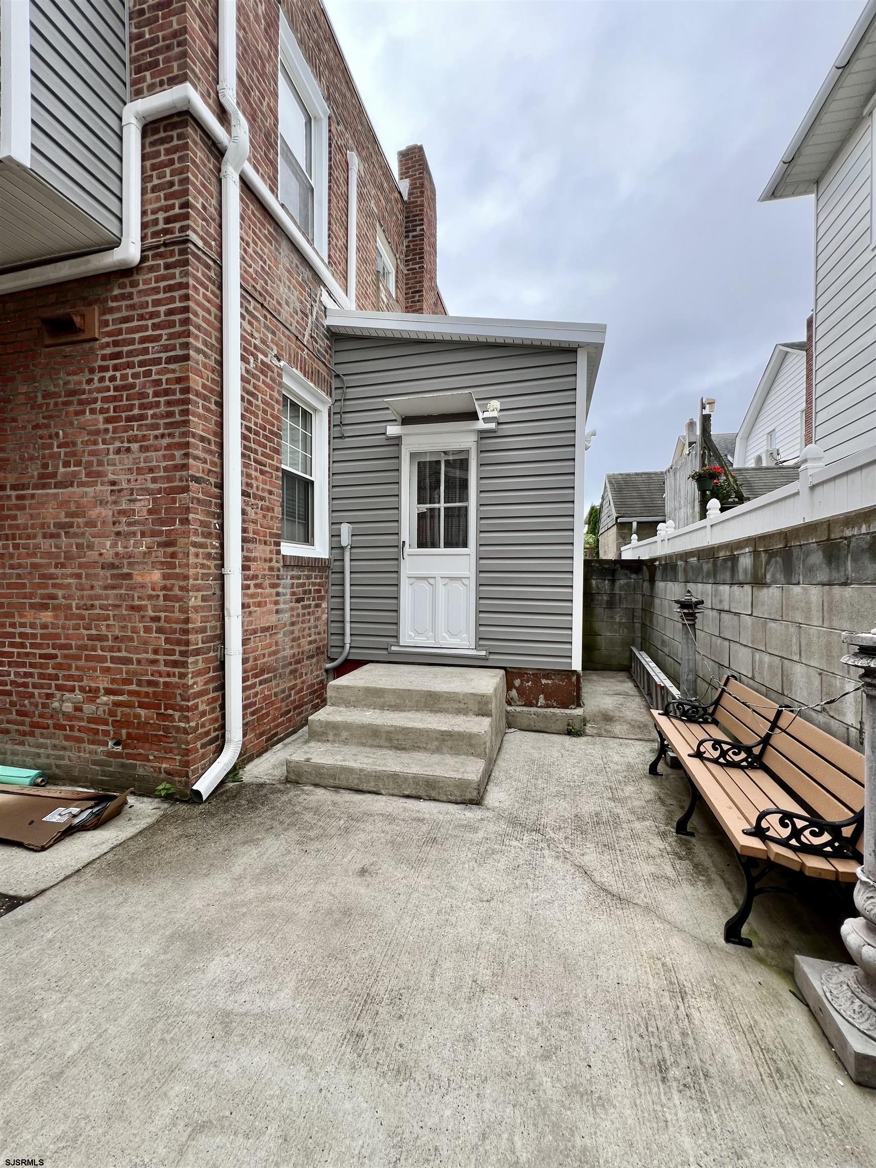 28 N Montgomery Ave