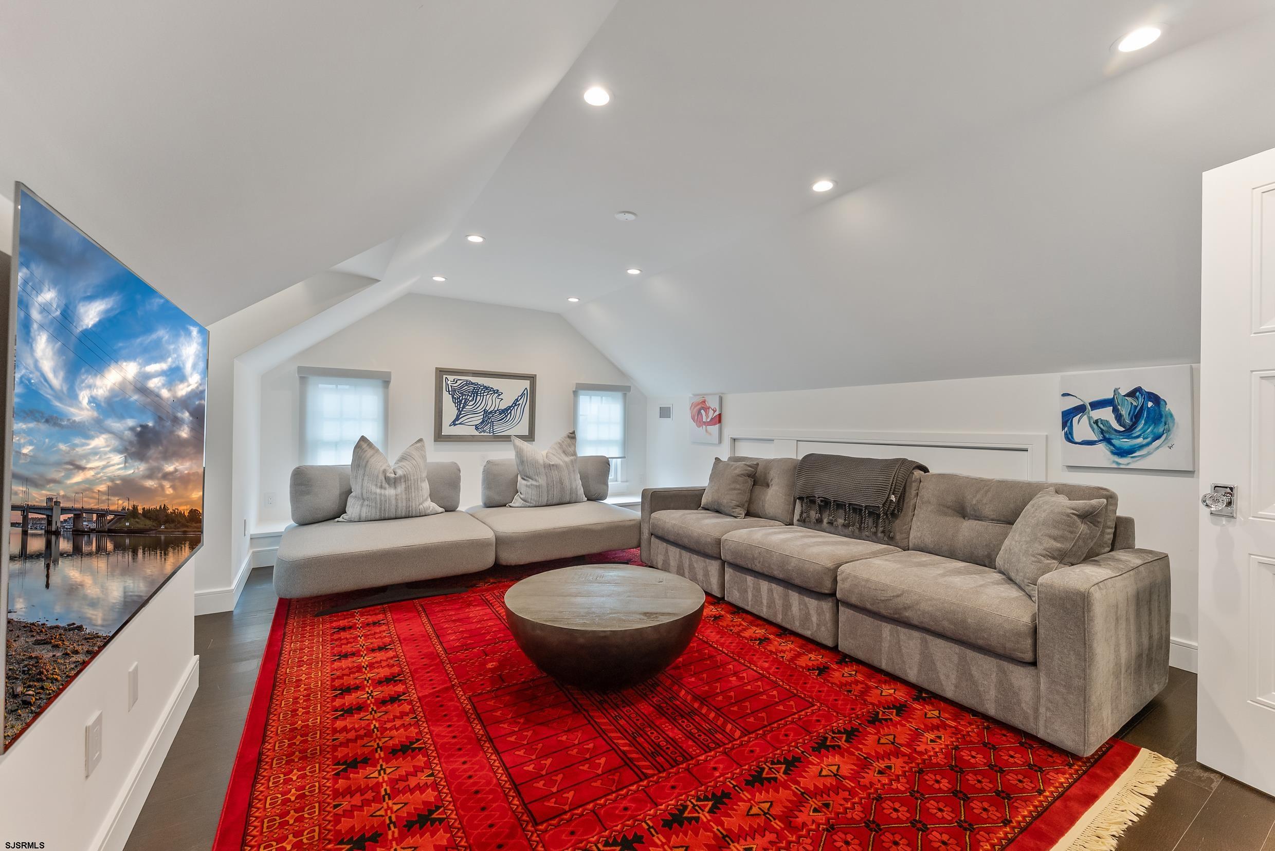 8 S Quincy Ave