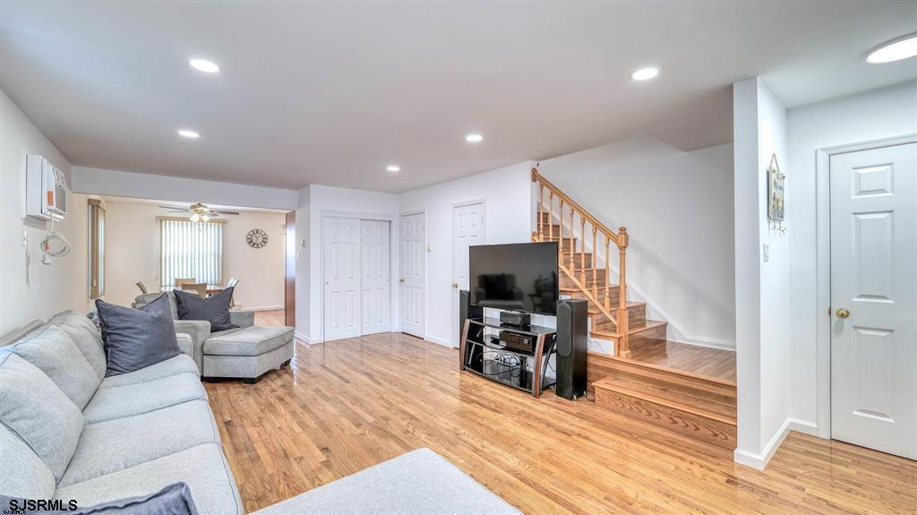 9709 Monmouth Ave