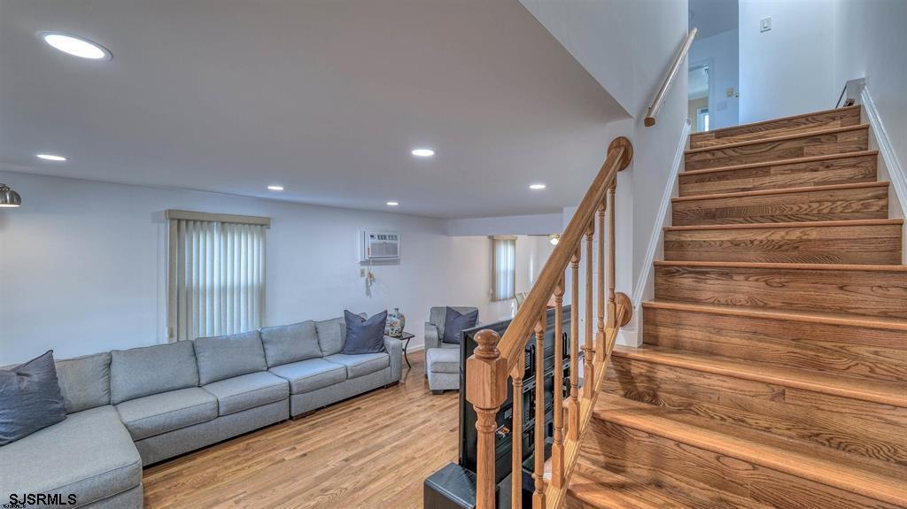 9709 Monmouth Ave