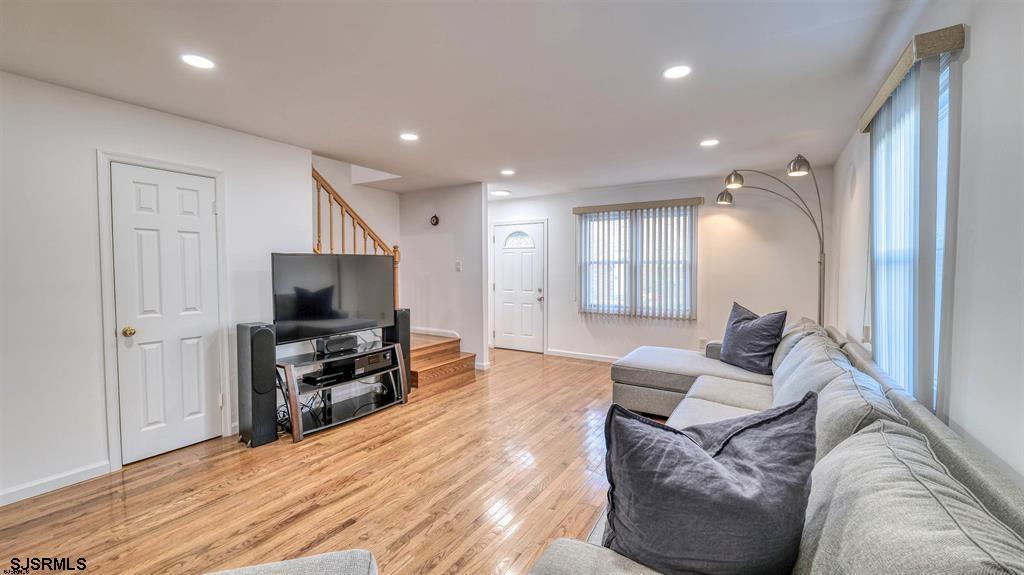 9709 Monmouth Ave