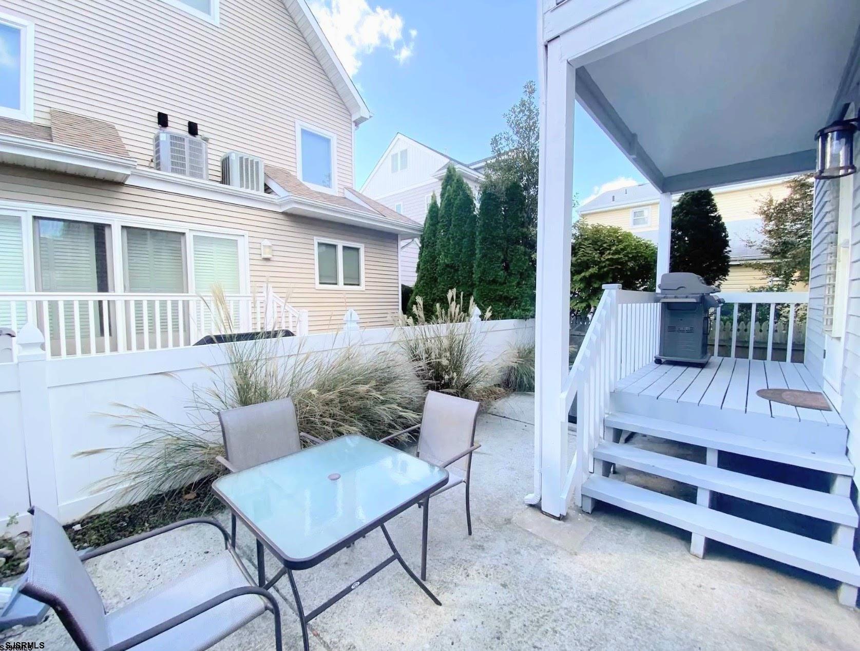 4 S Iroquois Ave