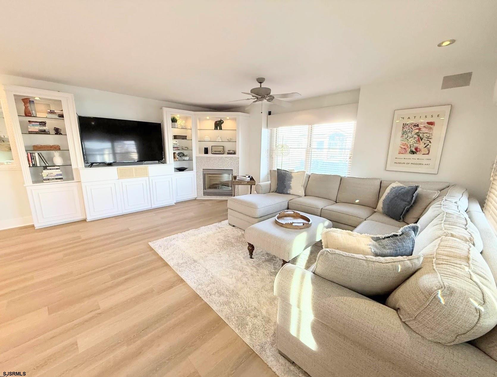 4 S Iroquois Ave