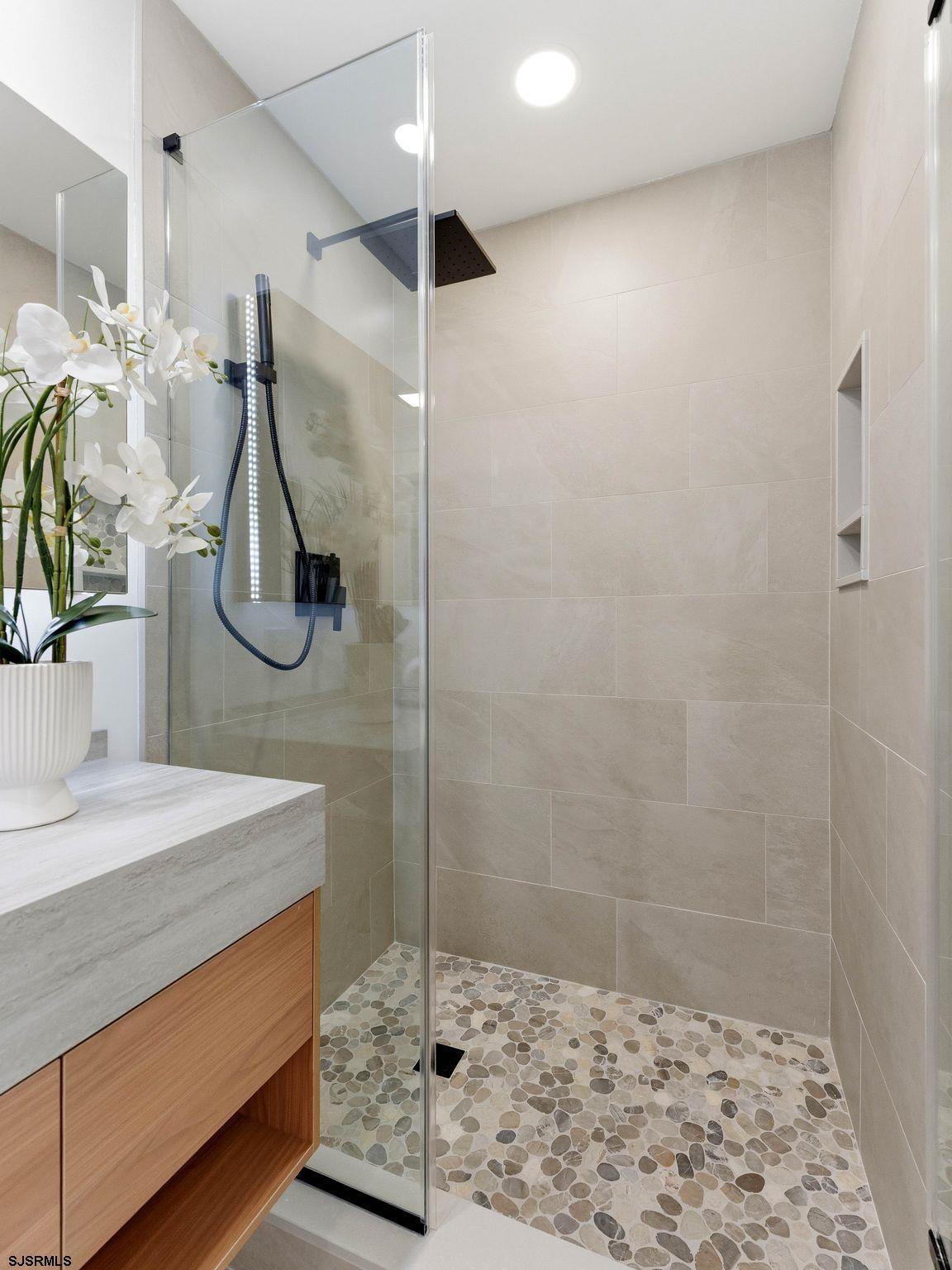 195 W 17th Street Unit: 1